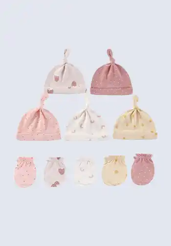 A variety of patterned baby hats and mittens, perfect for your baby’s first days. Ensure they are on your hospital bag checklist.