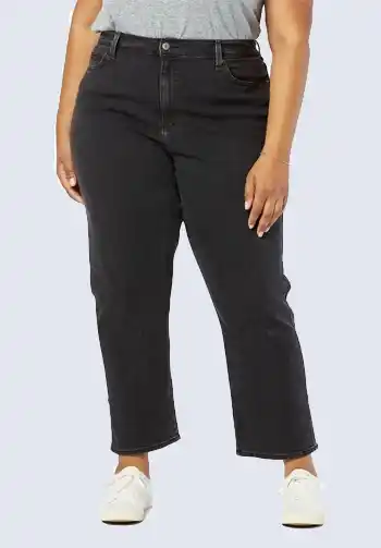 These black high-waisted cropped jeans are a trendy addition to any soccer mom wardrobe. Their flattering fit and cropped length make them perfect for pairing with sneakers and a casual top. Ideal for a fashionable and comfortable sideline outfit.