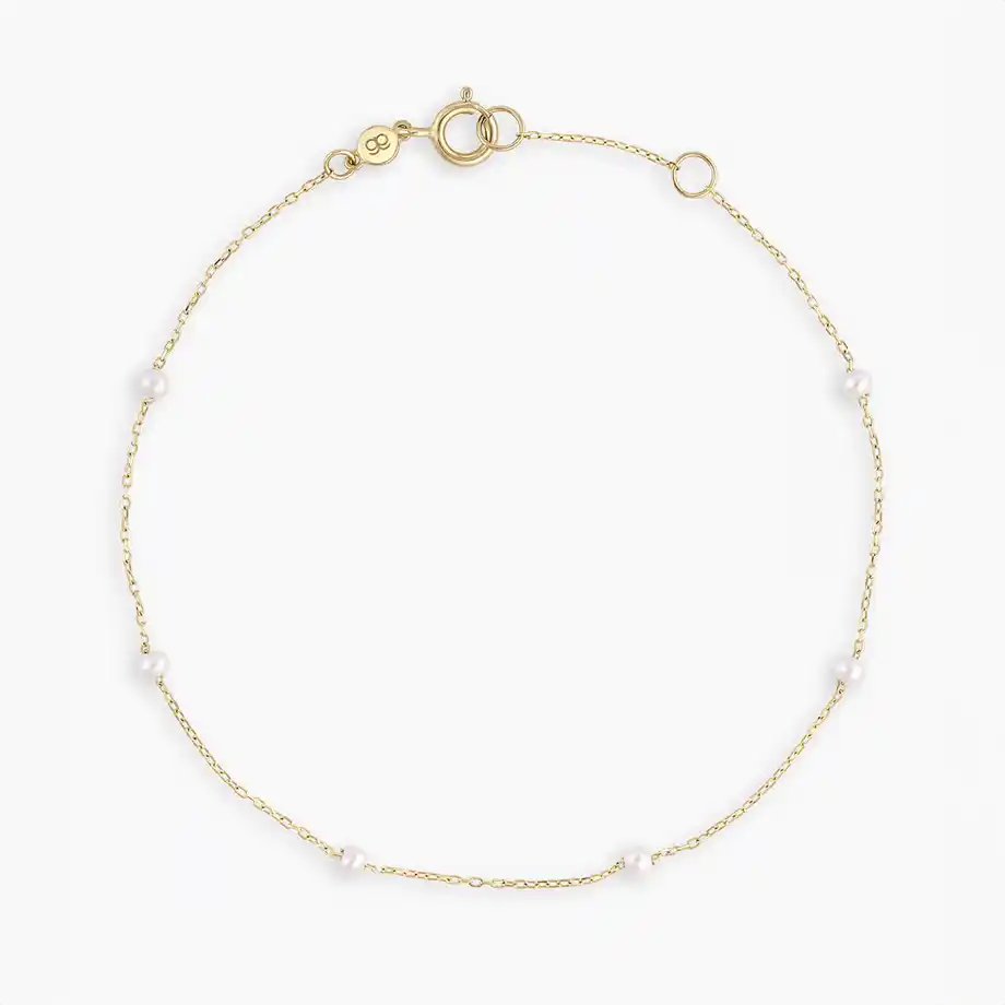 Gold chain bracelet with pearls, a timeless 12-year anniversary gift.