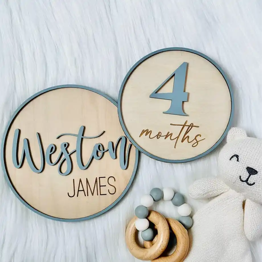 Beautiful wooden interchangeable milestone cards, perfect for capturing precious baby moments. A personalized and thoughtful baby shower gift idea to help parents celebrate each milestone with style.