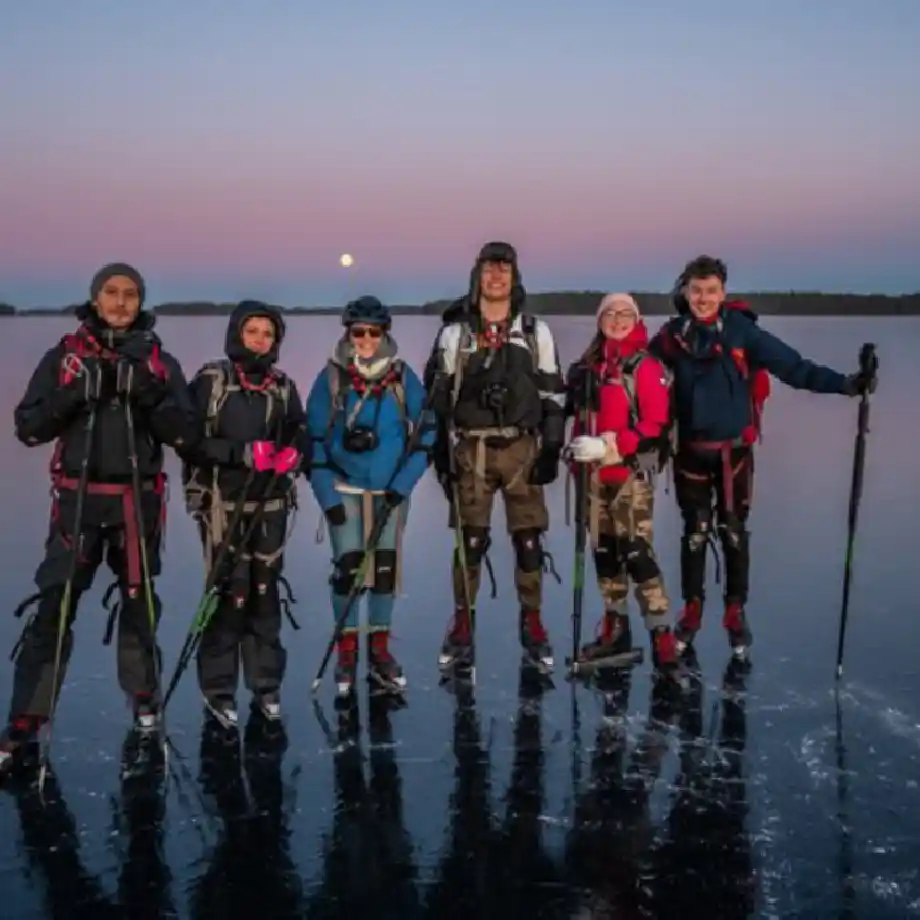 Romantic ice skating in Sweden – the perfect first date idea for adventure lovers.